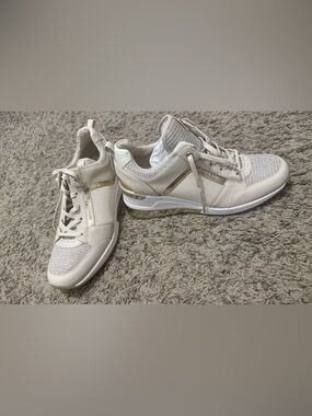 💛NWOT Michael Kors Georgie Trainer Sneakers Beige Gold Chain NWOT Size 9.5💛